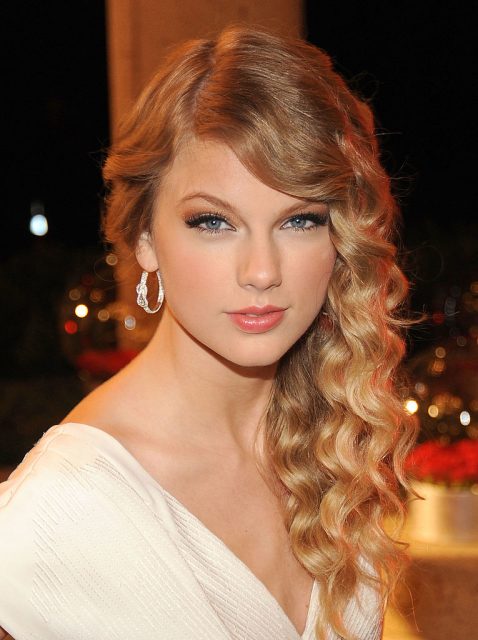 Taylor Swift進化史:回顧10年來最美的19個妝容髮型