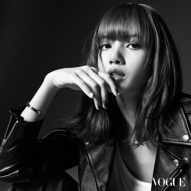 「人間芭比」Blackpink Lisa 首登香港版《VOGUE》十二月聖誕刊封面