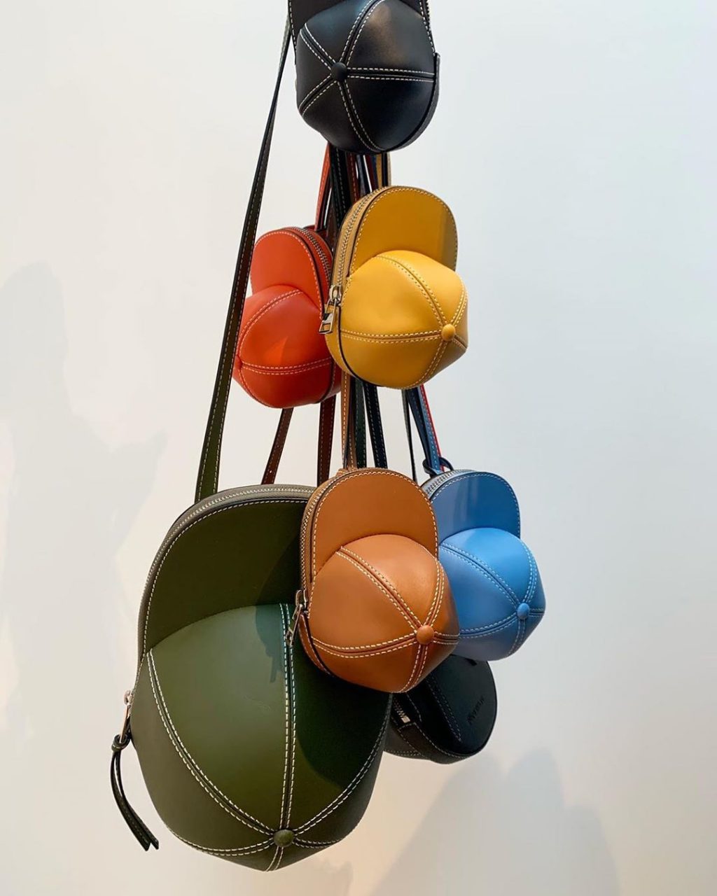 JW Anderson 這個售價極為親民的「帽子手袋」將要推出迷你尺寸了！