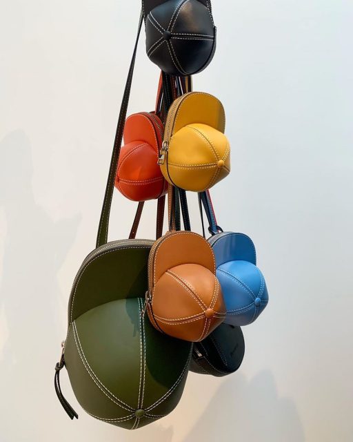 JW Anderson 這個售價極為親民的「帽子手袋」將要推出迷你尺寸了！