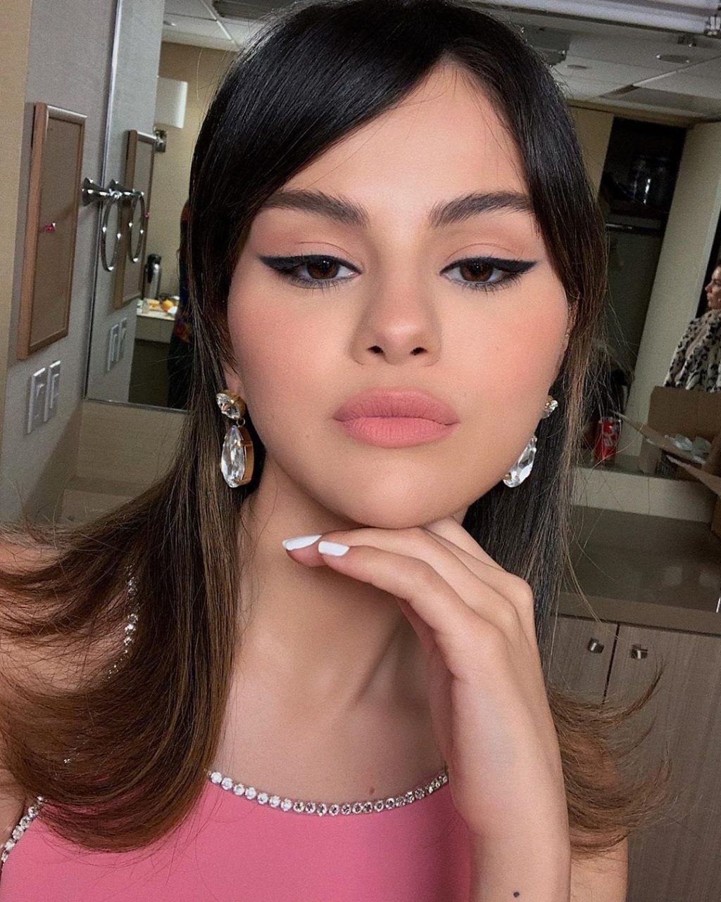 Selena Gomez黑色貓眼線加粉紅妝容，化身60年代芭比娃娃