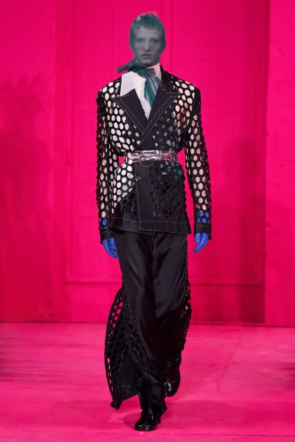 重新演繹自己的成名作，為了反對年輕人過度浪費和消費 | Maison Margiela Spring 2020 Couture