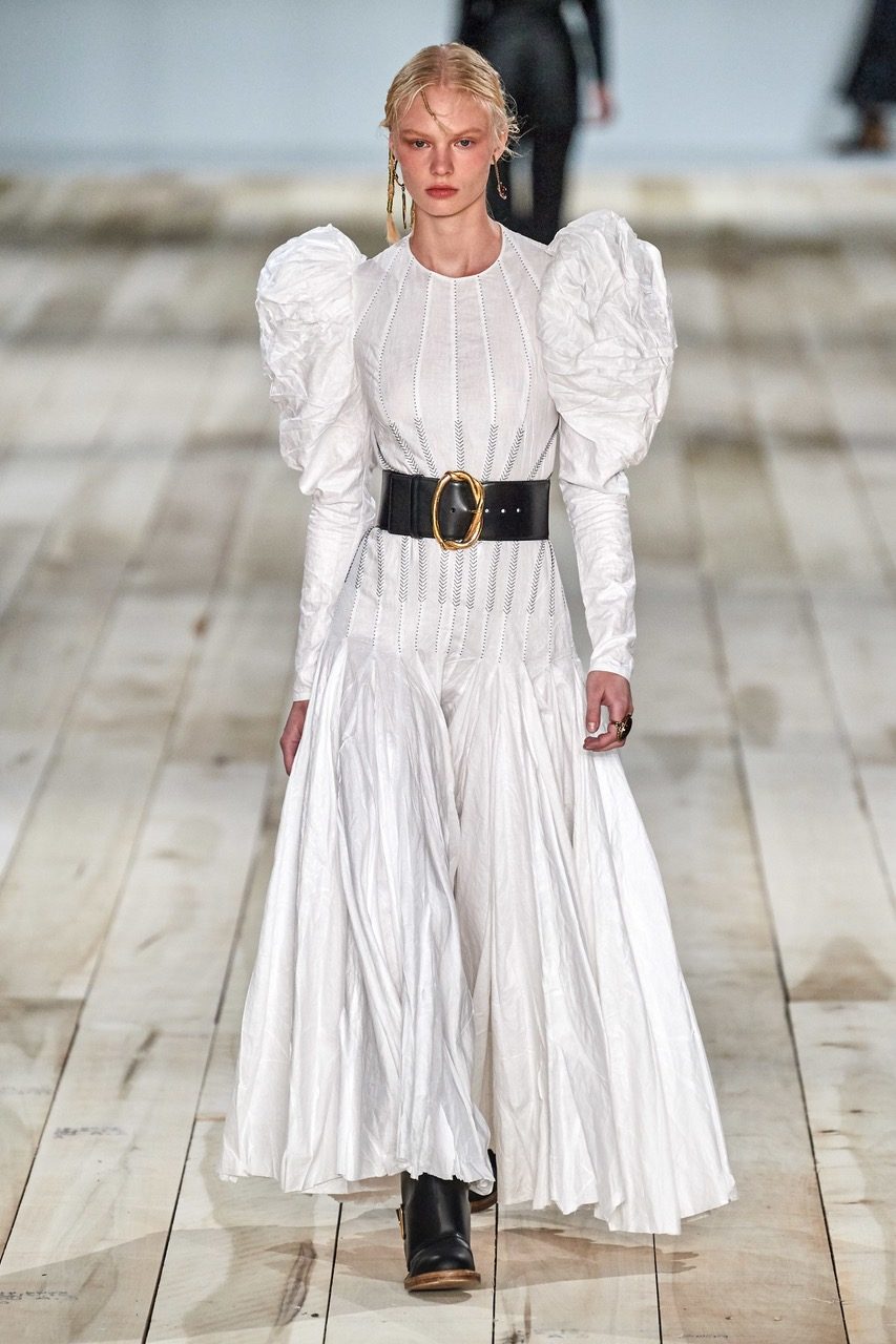 現在你也能在家中製作Alexander McQueen SS20的Eshu裙裝：創作總監Sarah Burton上載設計紙樣，讓大眾享受時尚！