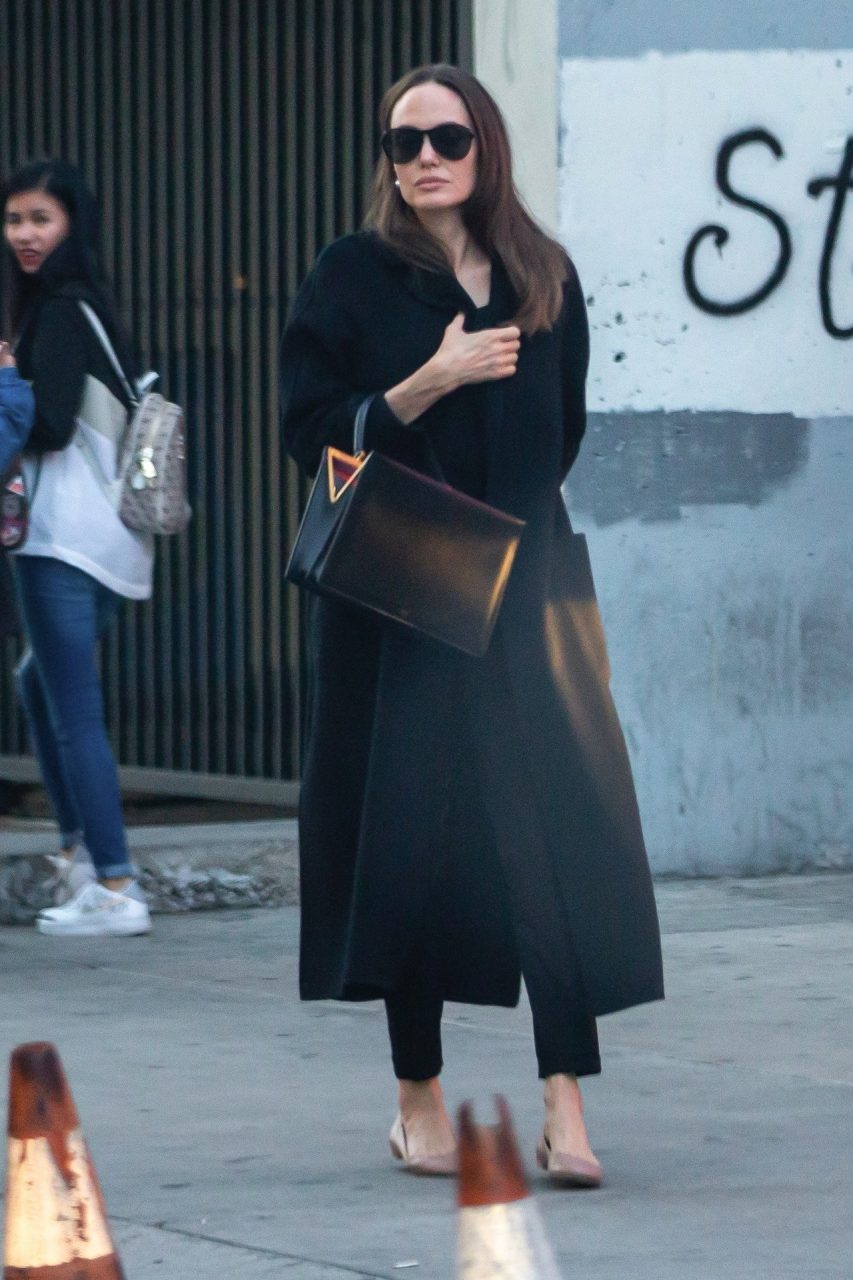 對 Phoebe Philo 念念不忘？Angelina Jolie 將 Old Celine 用得像新袋