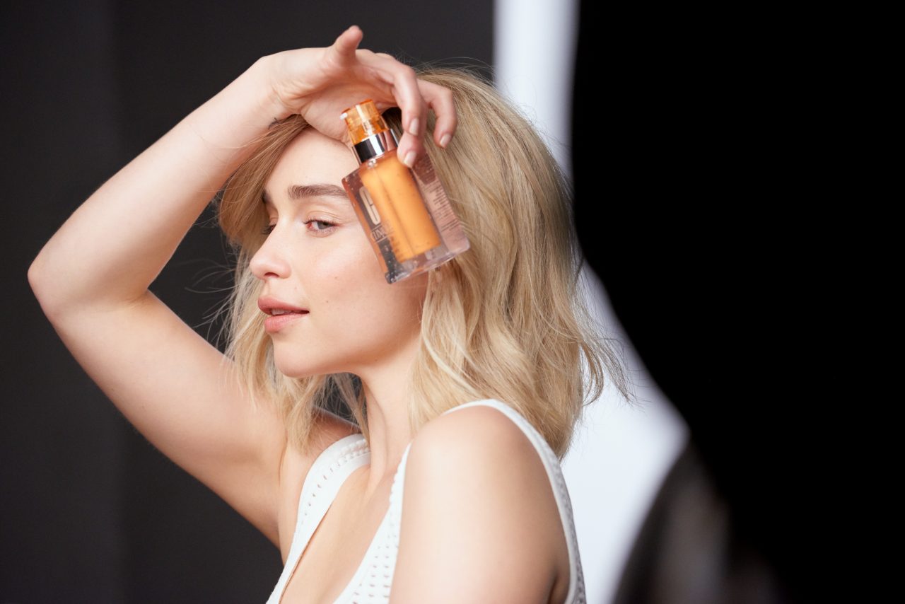 「龍母」Emilia Clarke《權力的遊戲》後積極轉型，以近素顏的裸妝成為美容品牌代言人！