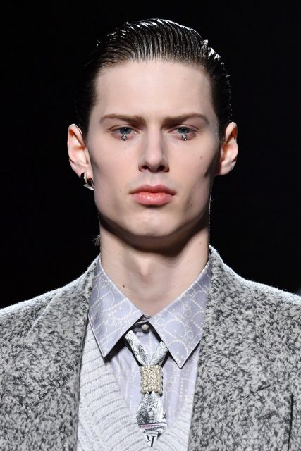 Dior 男裝時裝展:Peter Philips 俏皮設計將開啟男裝妝容潮流