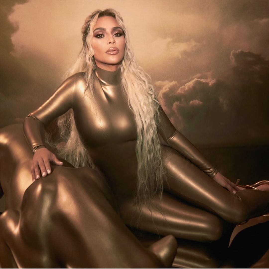 Kim Kardashian再度染回啡金銅髮色？比起黑髮更具時尚感