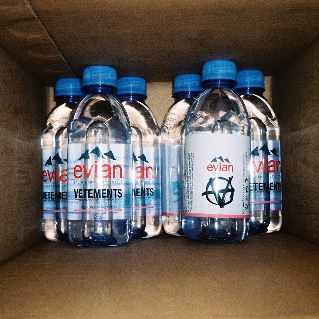 Vetements與Evian合作，對環境未來出一分力：不再強調包裝，強調塑料回收的水樽！