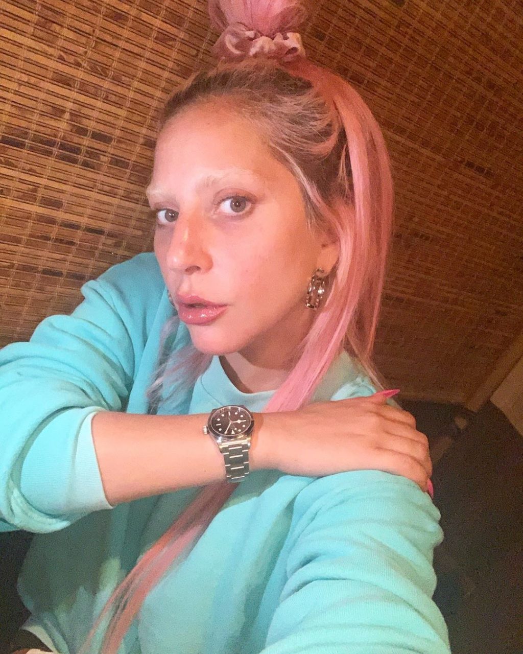 素顏比濃妝更好看 Lady Gaga上載無妝容自拍照展現率性一面