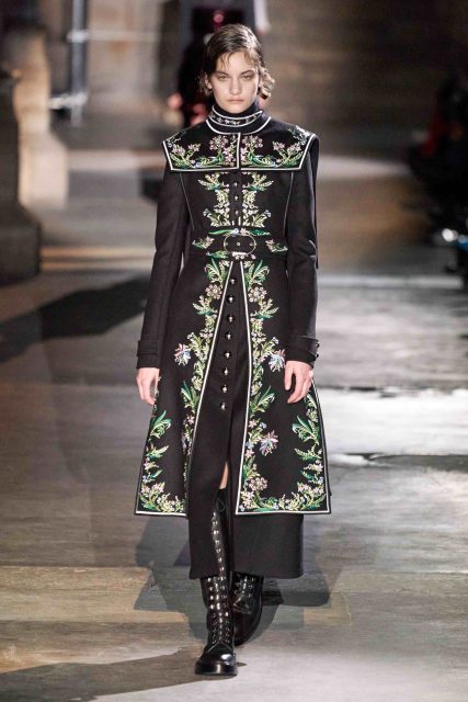 Paco Rabanne 從古代重新發現女權力量的未來派風格 ｜Fall/Winter 2020