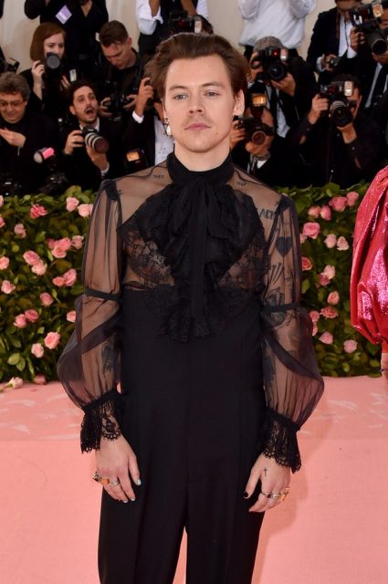 2020年中性潮流持續︰連Brad Pitt 等男星也修甲搽指甲油?