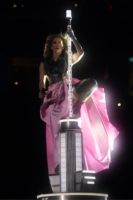 Jennifer Lopez在Superbowl中場表演所穿的,當然是Versace吧!