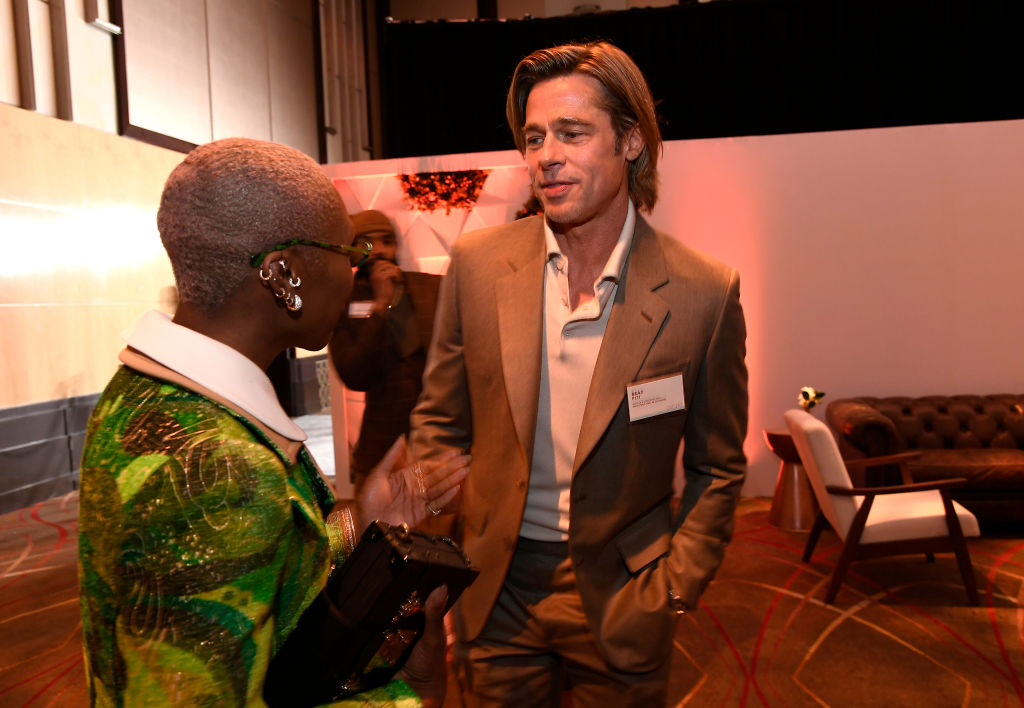 一路走來，Brad Pitt 將這個頒獎季變成個人喜劇修煉之旅？