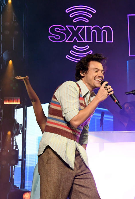 Harry Styles 屢次穿上的復古針織背心，將會是衣櫃必備時尚單品？