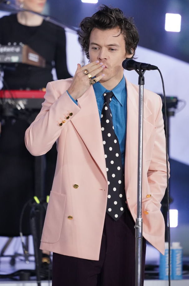 Harry Styles 將復古時尚精髓帶到紐約，引領男裝色彩搭配