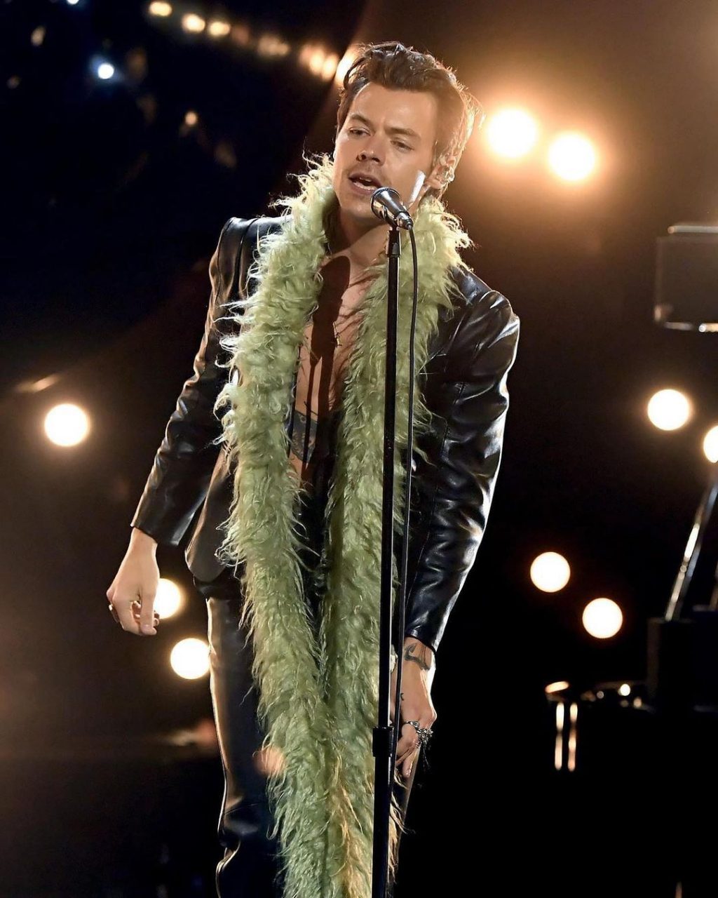 新鮮出爐的格林美得獎主 Harry Styles：與你細數獲獎音樂 《Watermelon Sugar》中的4個時裝潮流穿搭術