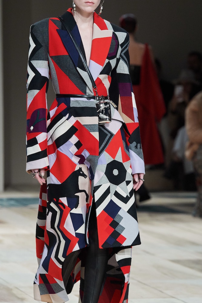 Alexander McQueen 解剖168年歷史的高超絎縫布藝，向威爾士的魅力致敬