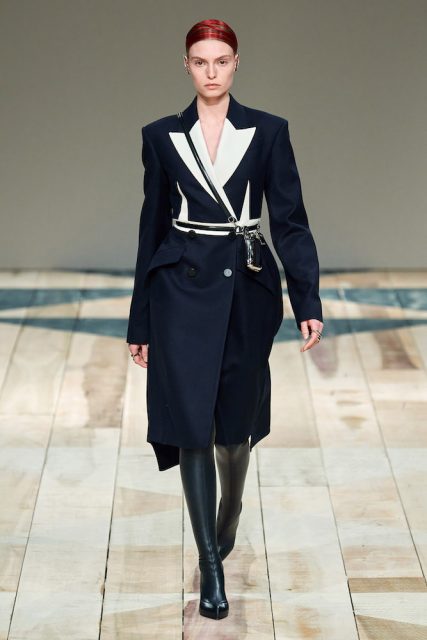 Alexander McQueen 微妙的傳統手工顛覆 | Fall/Winter 2020