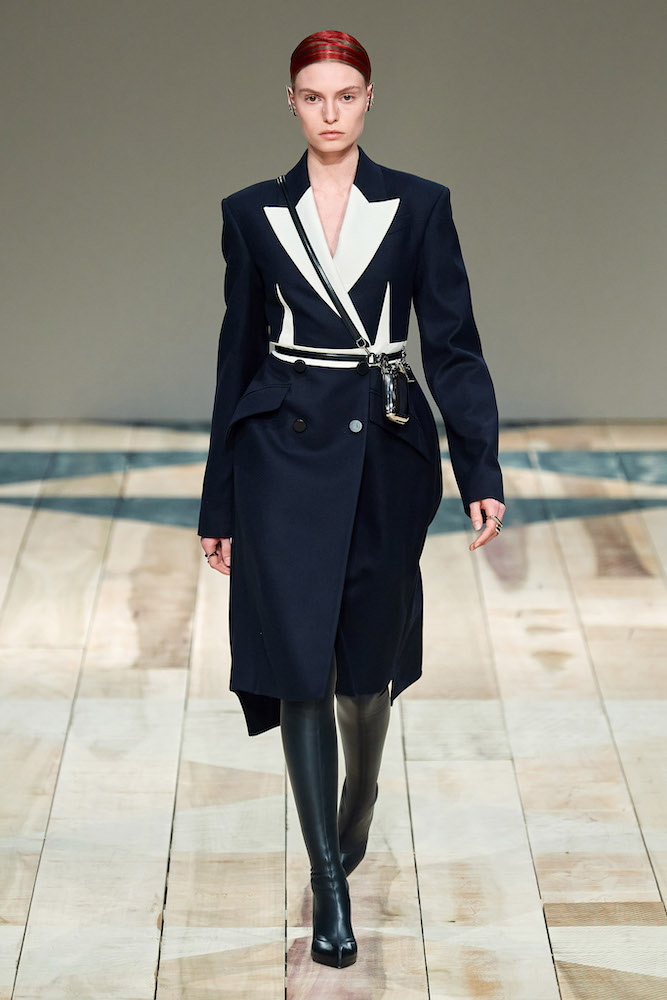 Alexander McQueen 微妙的傳統手工顛覆 | Fall/Winter 2020