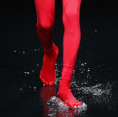 Demna Gvasalia 超越過往設計,Balenciaga 再與 Vibram 合作出防水五趾鞋