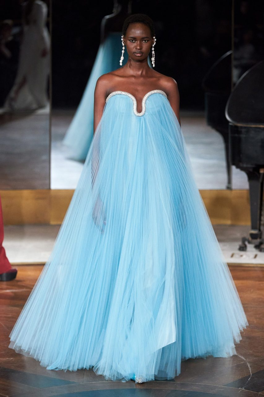 2020秋冬天橋上的浪漫童話故事：猶如婚紗般的華麗禮服