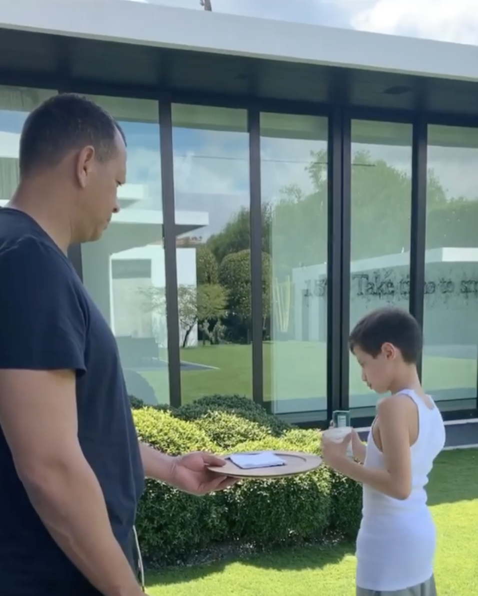 Jennifer Lopez 大宅曝光，竟與《上流寄生族》內的住宅驚人地相似！