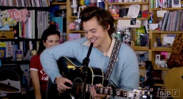 Harry Styles 舉辦小型演唱會,隔空將溫暖透過歌聲傳達給大家