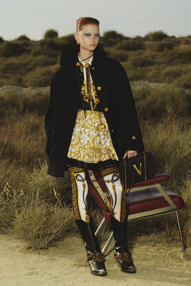 赤裸的手腕也需要夏日頭巾造型 Versace 叢林印花腕錶