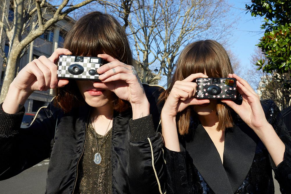 附上照片效果圖：Saint Laurent x Lomography 推出可再用菲林相機