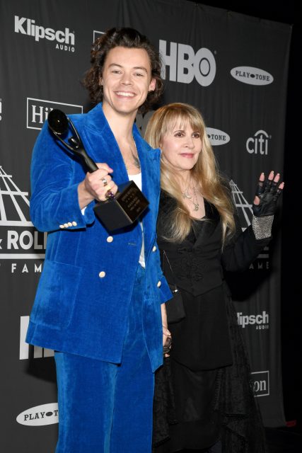 在家聽什麼歌?「搖滾女王」Stevie Nicks 就表示靠 Harry Styles 專輯分散注意力