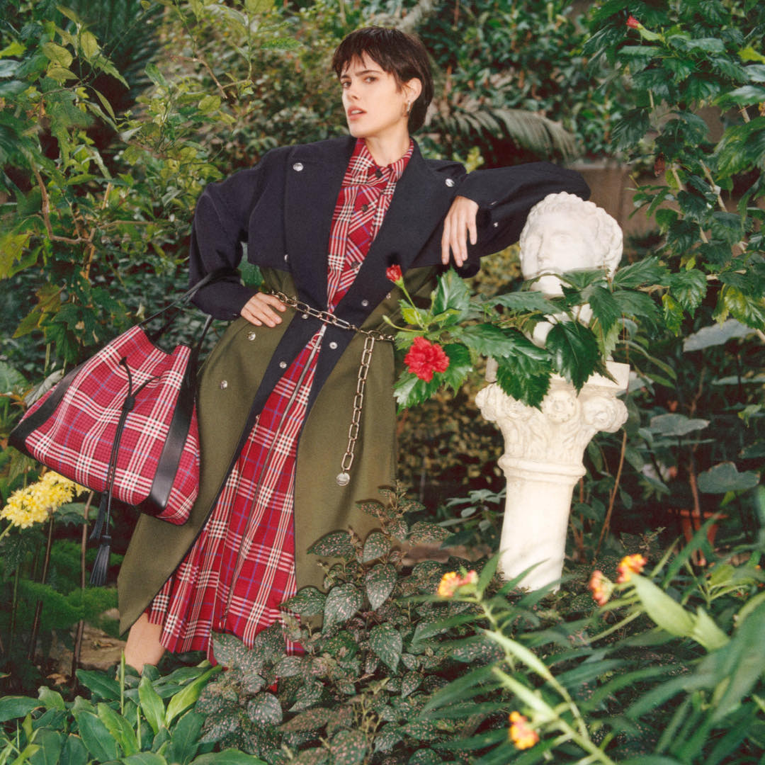 繼成功與 Acne Studios 合作後，Mulberry 50週年推出全球定價由M系列開始