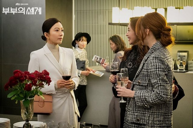 《夫妻的世界》金喜愛才是真正的貴婦，唯獨手袋不能輸給小三：Hermès、Delvaux、Valextra逐個數