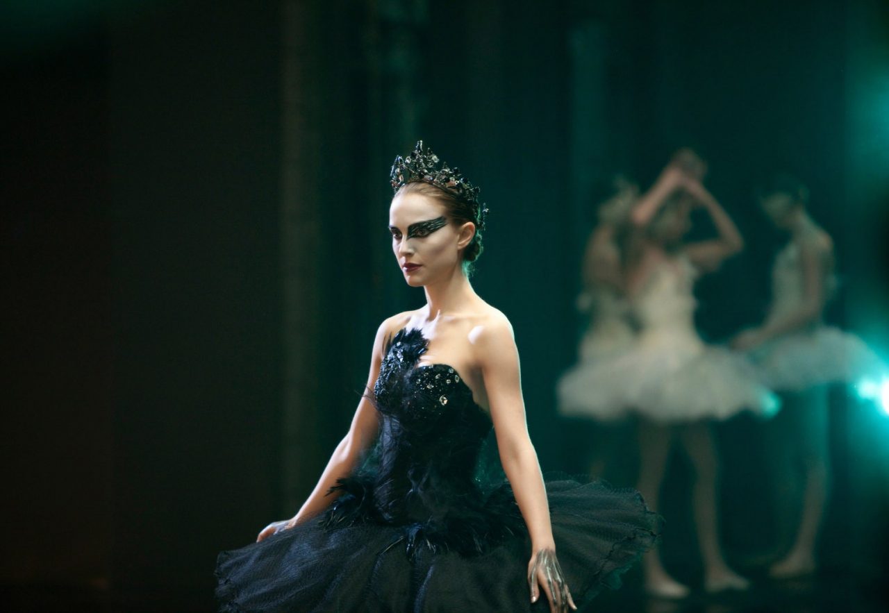 16套時裝迷必看電影清單：比劇情更精彩的是 Christian Dior、Karl Lagerfeld、Miuccia Prada 等設計的服裝