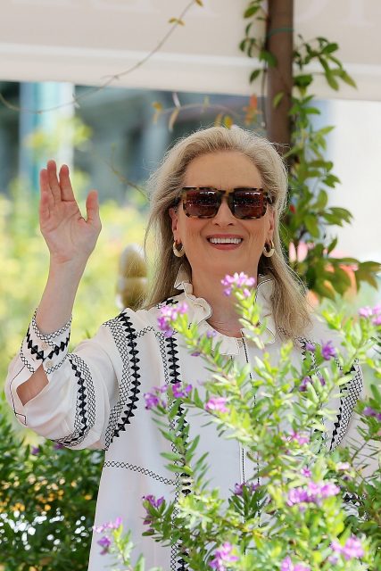 浴袍加馬丁尼酒杯，Meryl Streep 幽默展示社交隔離下的寫意人生