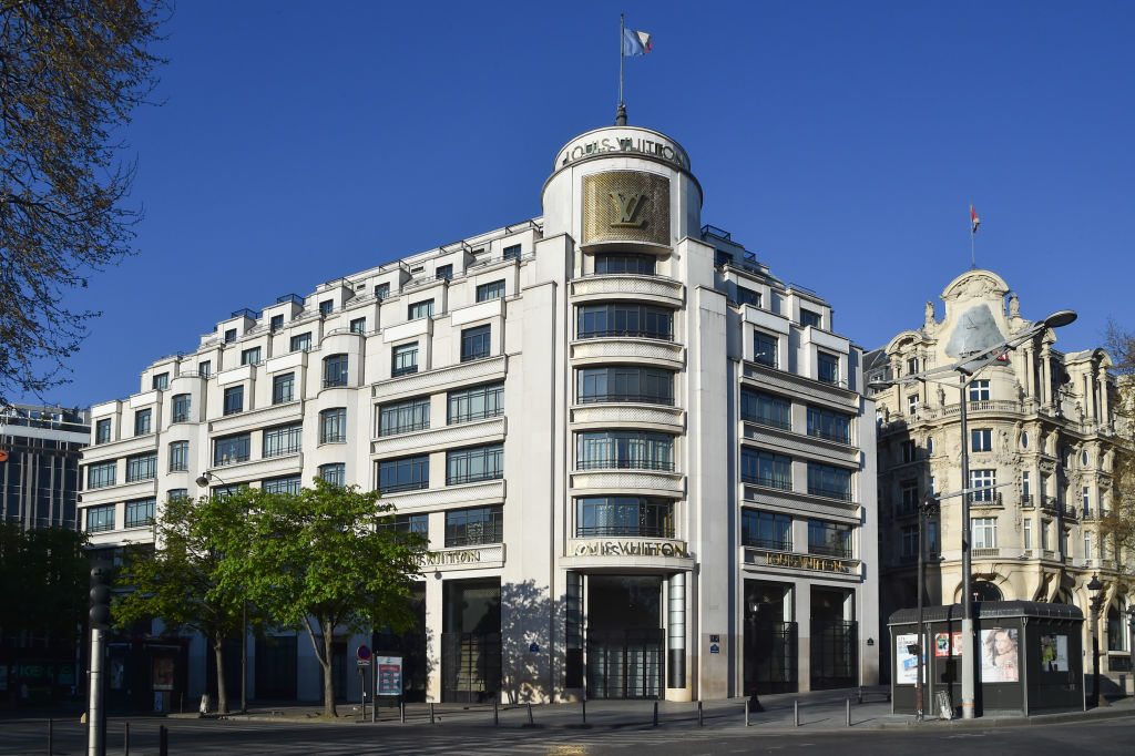 Hermès、LVMH、Kering、和 Chanel 宣布照常支付員工底薪，不依賴於國家緊急失業救濟金