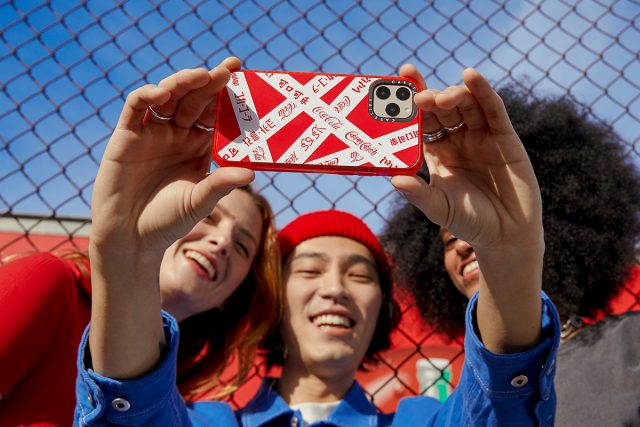 CASETiFY X Coca-Cola 全新聯乘系列登場,多國語言在限量Airpods殻、手機殻等產品上呈現