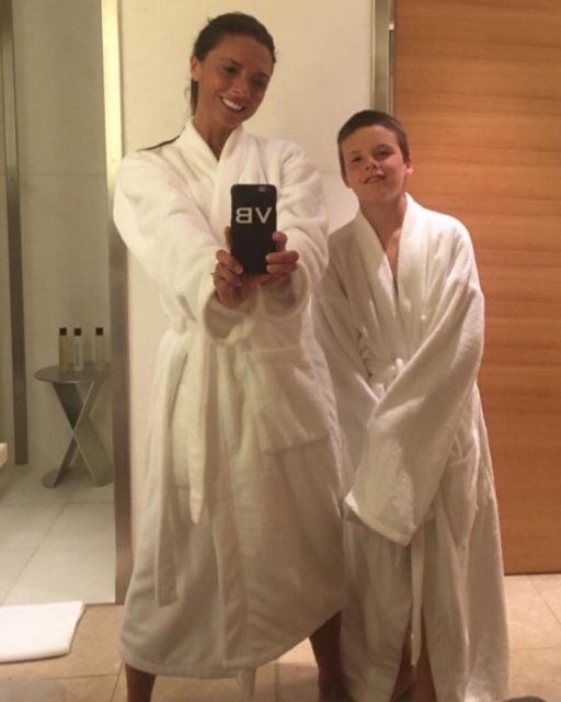 如何博取美人一笑?Cruz Beckham 分享母親Victoria Beckham難得露齒笑照片