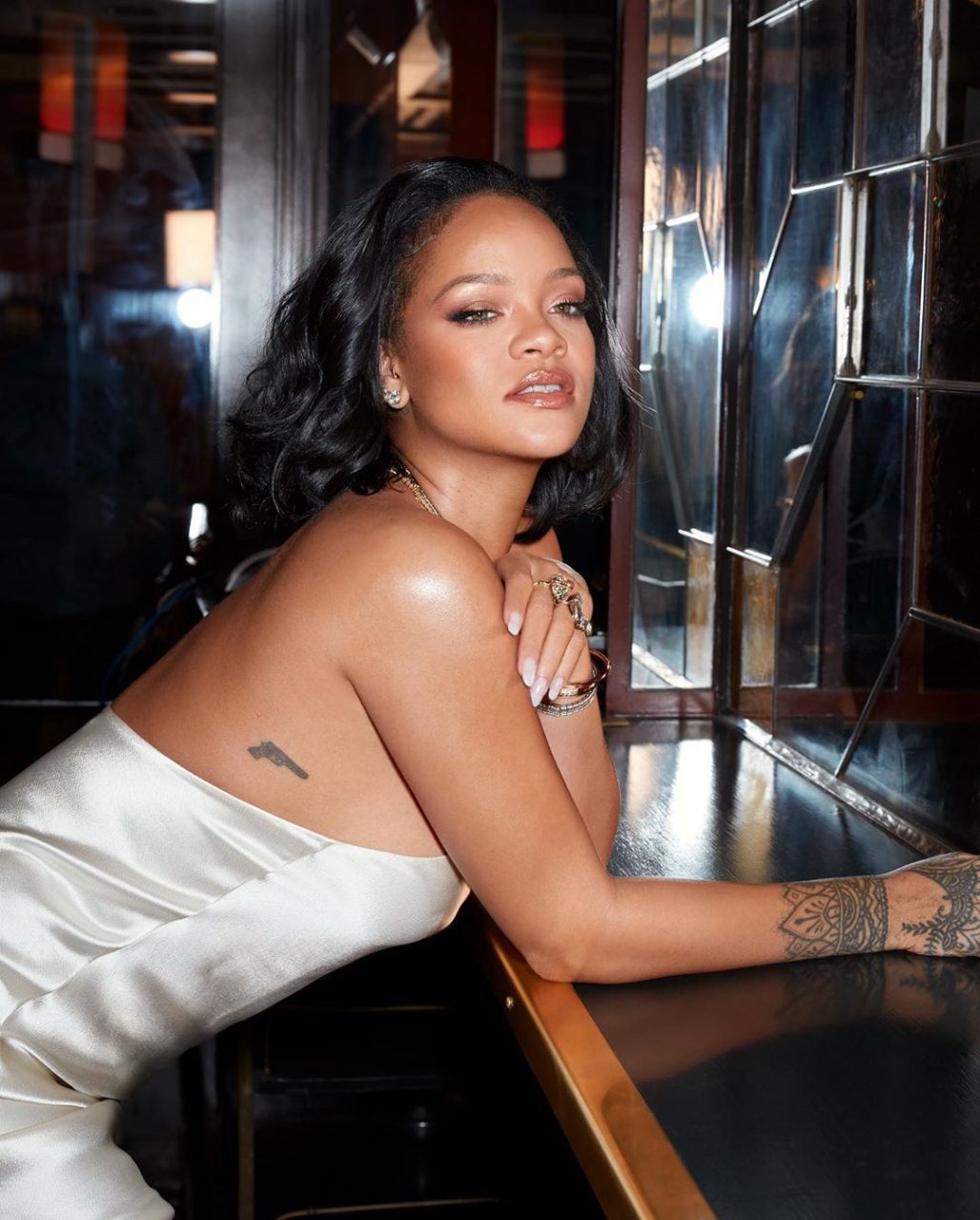 Rihanna 身家坐擁4.68億英鎊擊敗英女王，躋身英國樂壇十大富豪排行榜第三位！