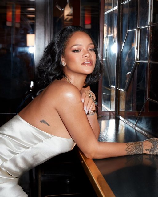 Rihanna 身家坐擁4.68億英鎊擊敗英女王,躋身英國樂壇十大富豪排行榜第三位!