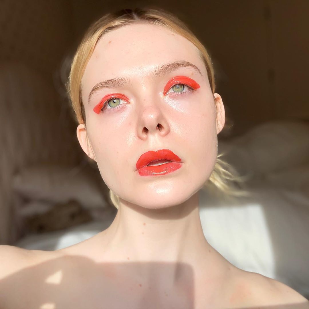 不規則的紅色隨性妝：Elle Fanning示範創意妝容的精髓
