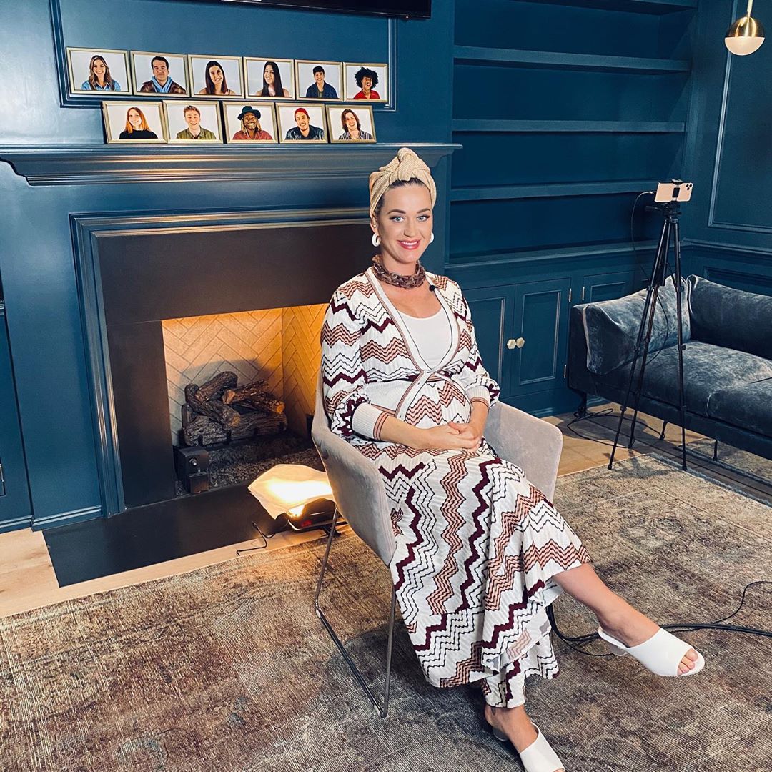 Katy Perry 繼穿上紙巾、搓手液瓶、小飛象造型後，正經示範時尚復古孕婦服