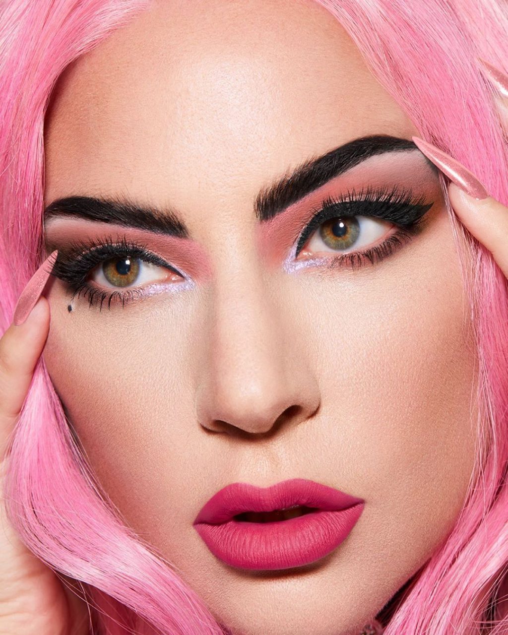 Lady Gaga以眼影宣揚愛 推出跟新歌同名《Stupid Love》眼影盤