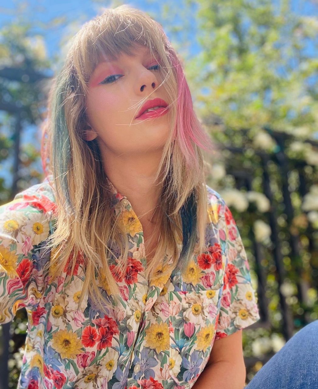 Taylor Swift 最新桃紅混合藍調髮色 意外地化身 Harley Quinn？