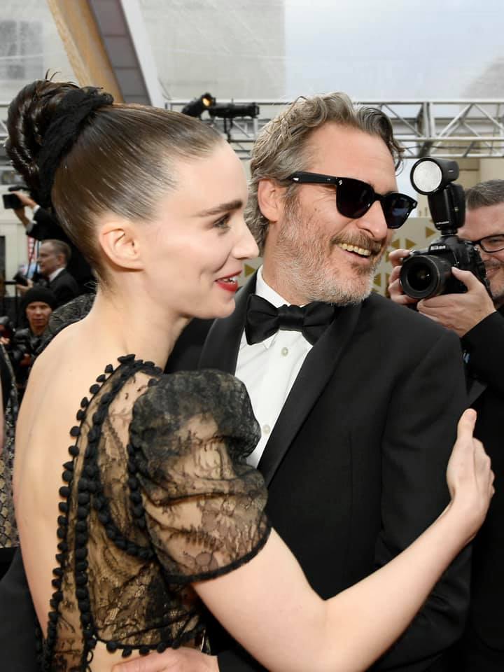 當龍紋身的女孩戀上小丑：五個 Joaquin Phoenix與Rooney Mara 情深對望的時刻