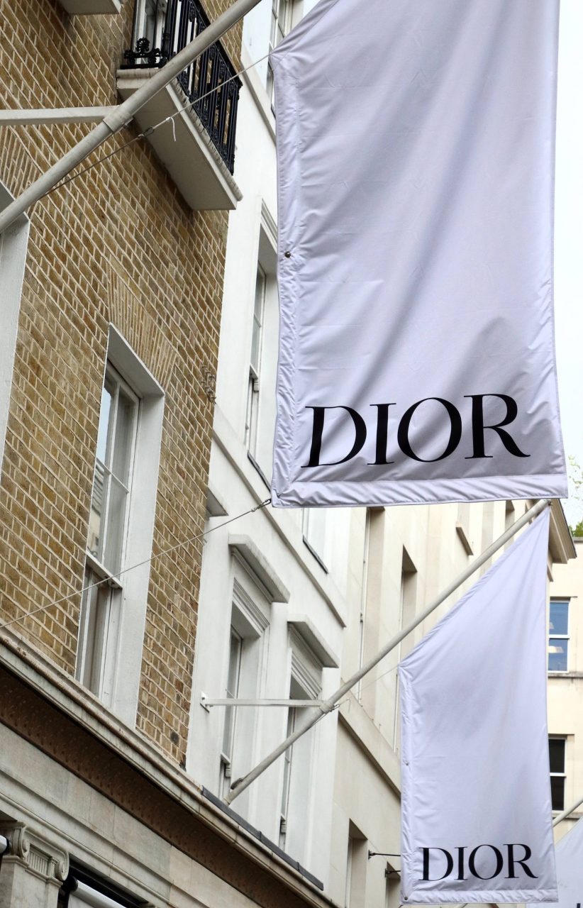 Dior 兩年間秘密地更改品牌Logo：原來全大寫的標誌更能引起你的購物慾？