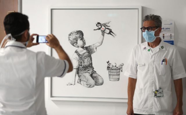 街頭藝術家 Banksy 新作捐贈給英國醫院,讚美醫護是英雄