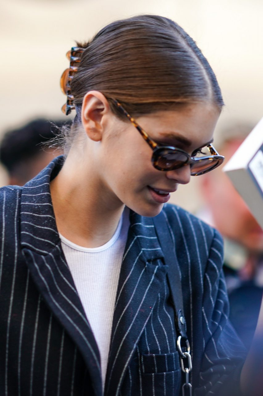 Kaia Gerber 也愛它！這些90年代的髮飾是最容易讓你的髮型更有韻味