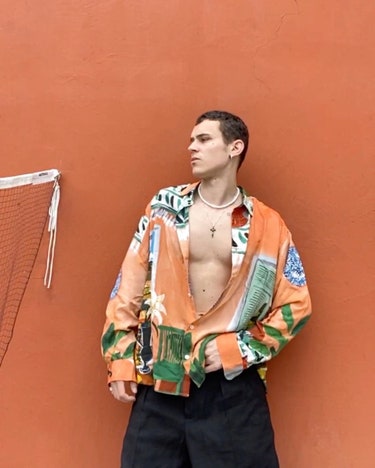 Jacquemus 的《Elite》性感男神:繼Bella Hadid 後 Arón Piper 用手機拍出誘惑照片