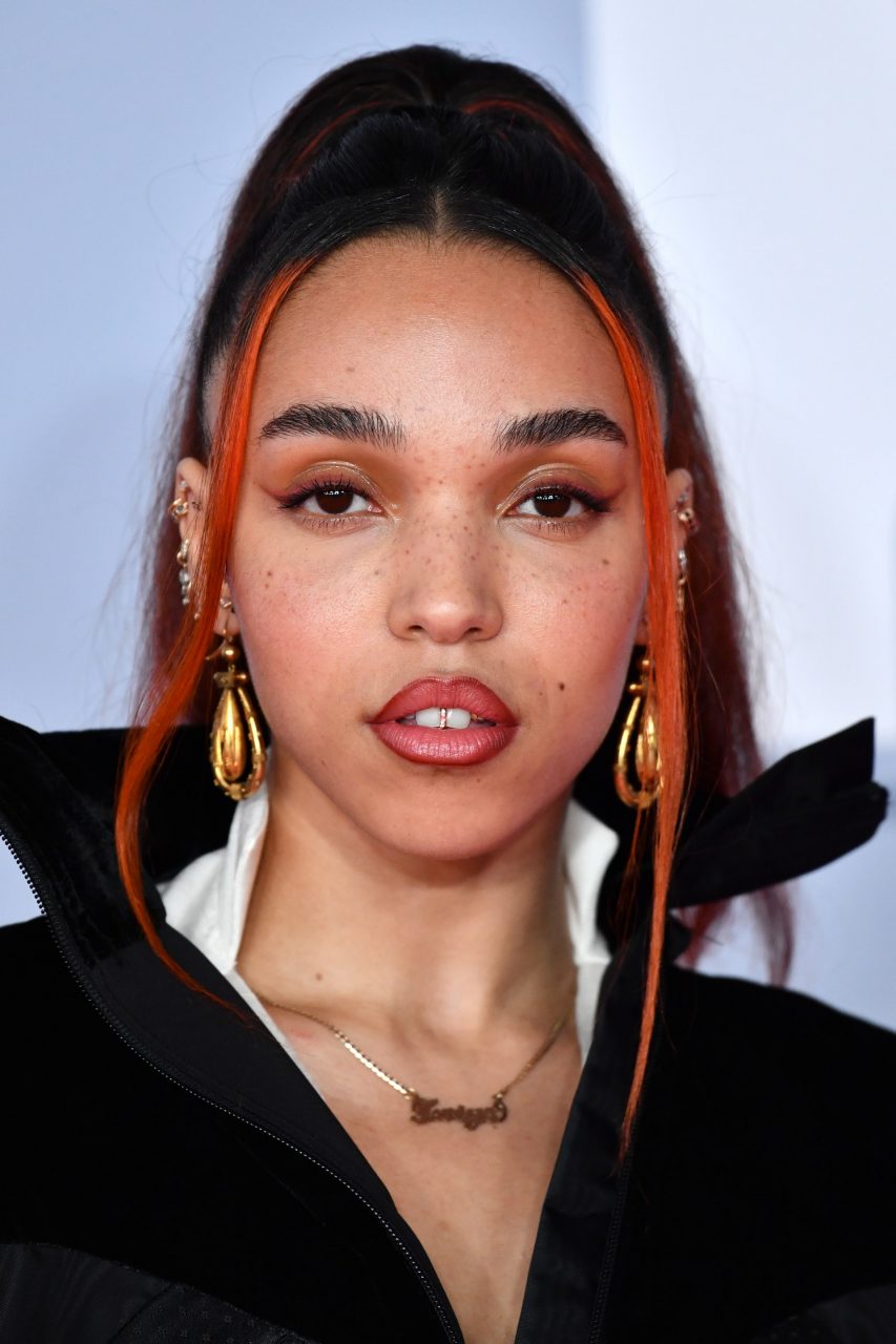 FKA Twigs 展示鋼管舞技能，魅力十足