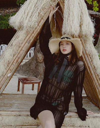 #SummerInVogue 跟着Kendall Jenner 、 Lisa等名人換上夏日必備的草織單品